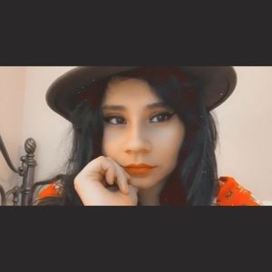 Meet your Posher, Daniela